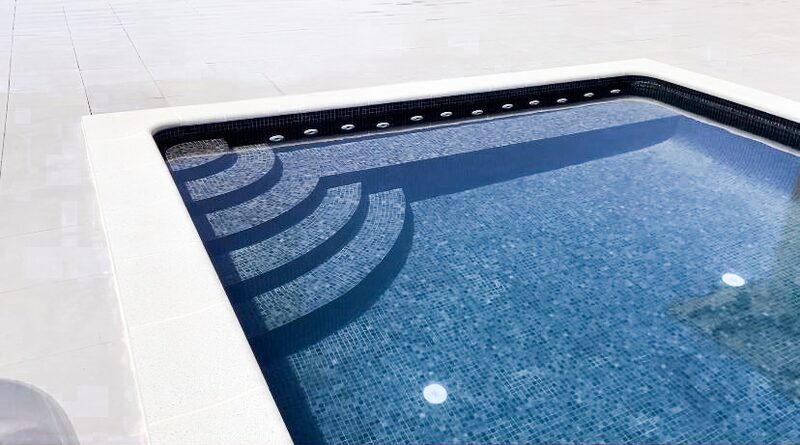 Escalera curva en esquina con gresite gris y focos LED