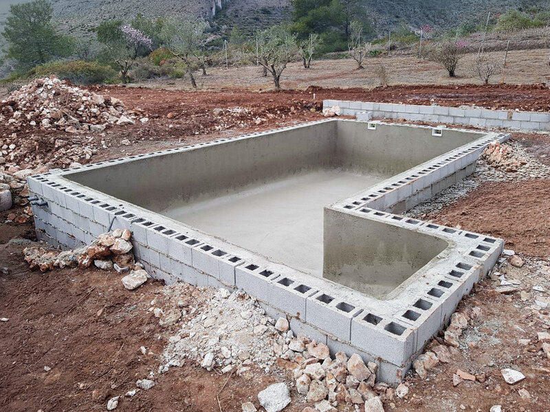 Vaso de piscina de obra en construcción con bloques de hormigón